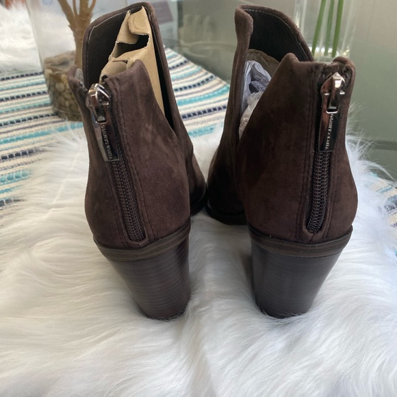 New Vince camuto back zip Chelsea’s booties suede brown size 8 med NWOB - Picture 4 of 9